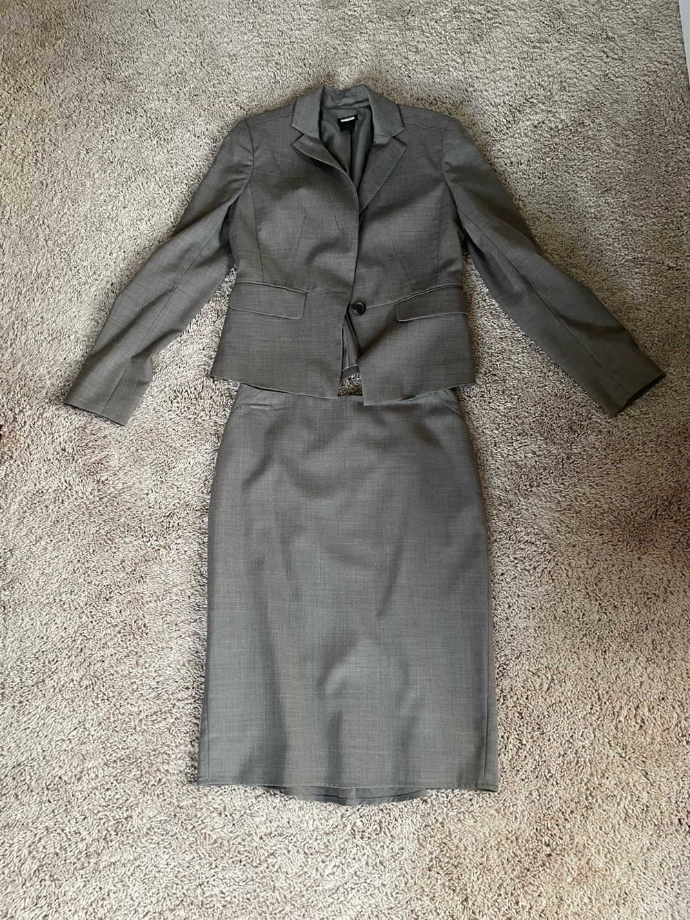 Ann Taylor Grey Suit - Skirt (2) and Blazer (0)